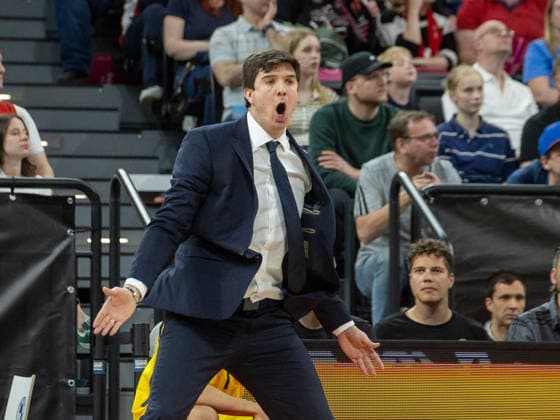 Berlins Trainer Pedro CALLES. Basketball: Bayern - Berlin 85:79. Bundesliga, FC Bayern Basketball - ALBA Berlin, 27.Spieltag, Saison 2025-2026, 1.05.2026, in Muenchen, S A P G A R D E N, Deutschland. Quelle Copyright Credit : Oryk HAIST
