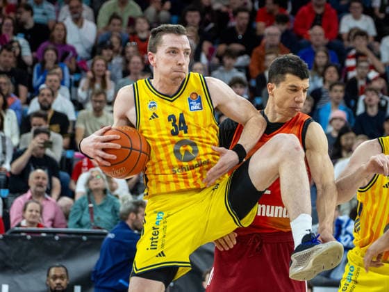 Berlins 34 BEAN vs Bayerns 11 Vladimir LUCIC. Basketball: Bayern - Berlin 85:79. Bundesliga, FC Bayern Basketball - ALBA Berlin, 27.Spieltag, Saison 2025-2026, 1.05.2026, in Muenchen, S A P G A R D E N, Deutschland. Quelle Copyright Credit : Oryk HAIST