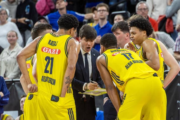 Berlins Trainer Pedro CALLES und Spieler. Basketball: Bayern - Berlin 85:79. Bundesliga, FC Bayern Basketball - ALBA Berlin, 27.Spieltag, Saison 2025-2026, 1.05.2026, in Muenchen, S A P G A R D E N, Deutschland. Quelle Copyright Credit : Oryk HAIST
