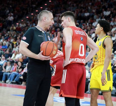 Schiri im Gespraech mit Neno DIMITRIJEVIC (Muenchen), Basketball,easy Credit Bundesliga, FC Bayern München vs Alba Berlin, , 01.05.26, SAP Garden, Muenchen, Copyright: WolfgangxFehrmann