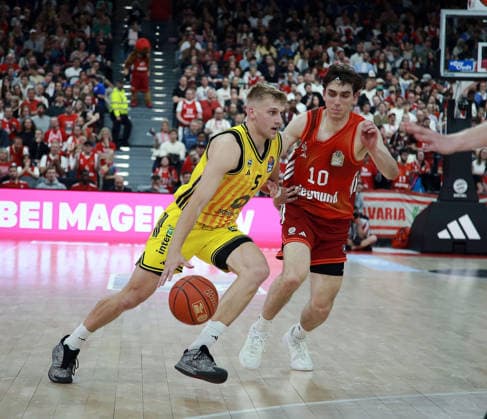 von links Sam GRIESEL (Berlin), Justinian JESSUP (Muenchen), Basketball,easy Credit Bundesliga, FC Bayern München vs Alba Berlin, , 01.05.26, SAP Garden, Muenchen, Copyright: WolfgangxFehrmann