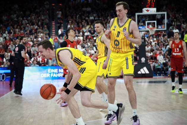 von links vorn Justin BEAN (Berlin), Moses WOOD (Berlin), Basketball,easy Credit Bundesliga, FC Bayern München vs Alba Berlin, , 01.05.26, SAP Garden, Muenchen, Copyright: WolfgangxFehrmann