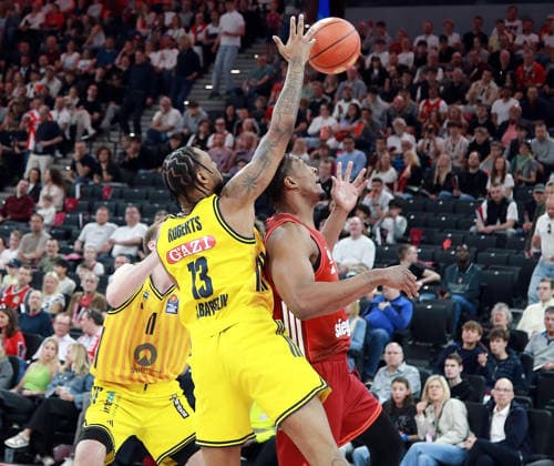 von links JWan ROBERTS (Berlin), David MCCORMACK (Muenchen), Basketball,easy Credit Bundesliga, FC Bayern München vs Alba Berlin, , 01.05.26, SAP Garden, Muenchen, Copyright: WolfgangxFehrmann