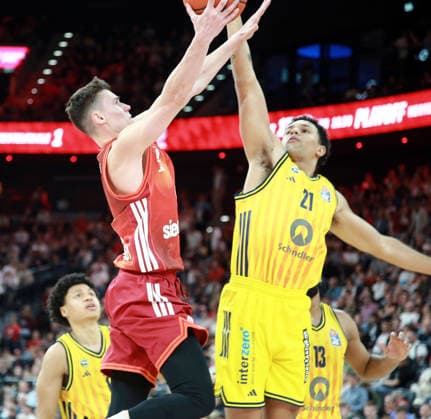 von links Neno DIMITRIJEVIC (Muenchen), Michael RATAJ (Berlin), Basketball,easy Credit Bundesliga, FC Bayern München vs Alba Berlin, , 01.05.26, SAP Garden, Muenchen, Copyright: WolfgangxFehrmann