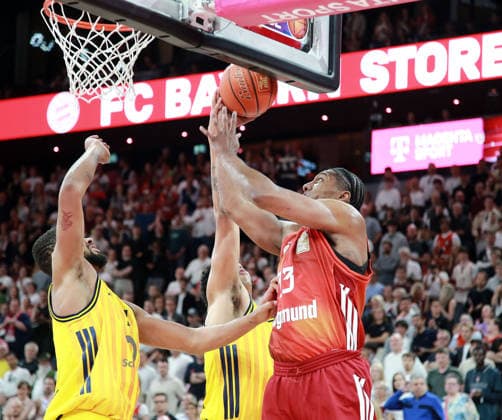 von links vorn Norris AGBAKOKO (Berlin), David MCCORMACK (Muenchen), Basketball,easy Credit Bundesliga, FC Bayern München vs Alba Berlin, , 01.05.26, SAP Garden, Muenchen, Copyright: WolfgangxFehrmann