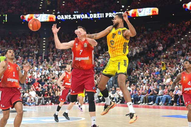 Johannes VOIGTMANN (FCB), Aktion,Zweikampf gegen Norris AGBAKOKO (Berlin). Basketball BBL,Saison 2025 2026 FC Bayern Muenchen-Alba Berlin am 01.05.2026, S A P G A R D EN