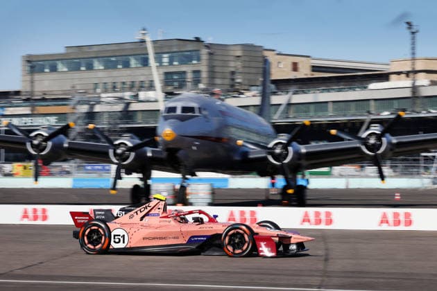 Sport Bilder des Tages Nico Muellers Porsche 99x Electric 51 im Pink Pig Desgin wird in die Box geschoben, Boxengasse, FIA Formel E Weltmeisterschaft Saison 12, Berlin E- Prix, 01.05.2026, Flughafen Tempelhof, FE, Elektromotorsport *** Nico Muellers Porsche 99x Electric 51 in Pink Pig design is pushed into the pits, pit lane, FIA Formula E World Championship Season 12, Berlin E Prix, 01 05 2026, Tempelhof Airport, FE, electric motorsport