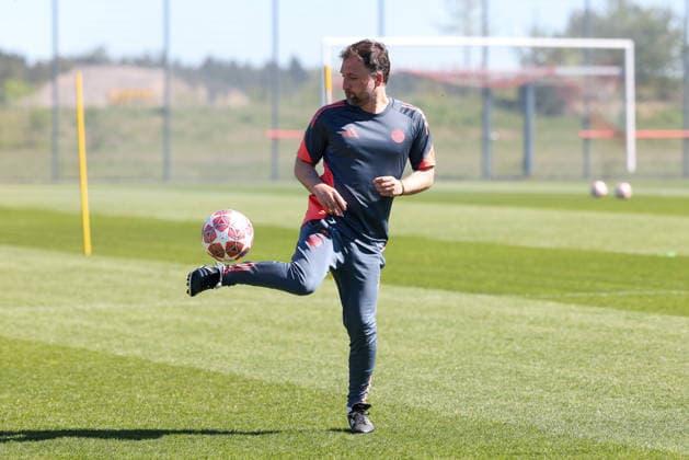Jose Barcala (FC Bayern Muenchen, Chef-Trainer) mit Ball, GER, Offizielles Abschlusstraining FC Bayern Muenchen, Fussball, UEFA Womens Champions League, Halbfinale, Rueckspiel, Saison 2025 2026, 02.05.2026, GER, Offizielles Abschlusstraining FC Bayern Muenchen, Fussball, UEFA Womens Champions League, Halbfinale, Rueckspiel, Saison 2025 2026, 02.05.2026 Muenchen Copyright: xEibner-Pressefoto JennixMaulx EP_JML
