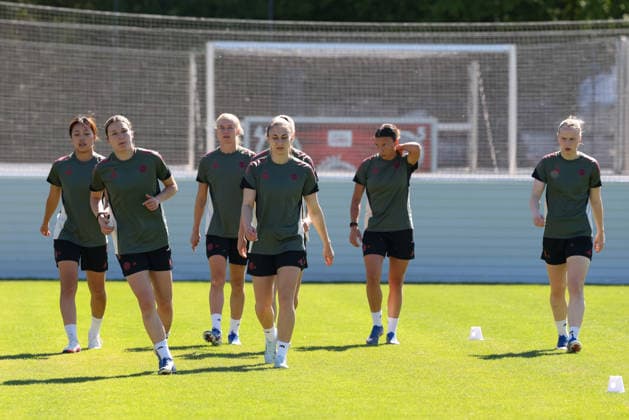 Die Spielerinnen des FC Bayern Muenchen beim Training, Momoko Tanikawa (FC Bayern Muenchen, 18) mit Barbara Dunst (FC Bayern Muenchen, 28) und Pernille Harder (FC Bayern Muenchen, 21), mit Katharina Naschenweng (FC Bayern Muenchen, 19) und Arianna Caruso (FC Bayern Muenchen, 27), mit Franziska Kett (FC Bayern Muenchen, 20), GER, Offizielles Abschlusstraining FC Bayern Muenchen, Fussball, UEFA Womens Champions League, Halbfinale, Rueckspiel, Saison 2025 2026, 02.05.2026, GER, Offizielles Abschlusstraining FC Bayern Muenchen, Fussball, UEFA Womens Champions League, Halbfinale, Rueckspiel, Saison 2025 2026, 02.05.2026 Muenchen Copyright: xEibner-Pressefoto JennixMaulx EP_JML