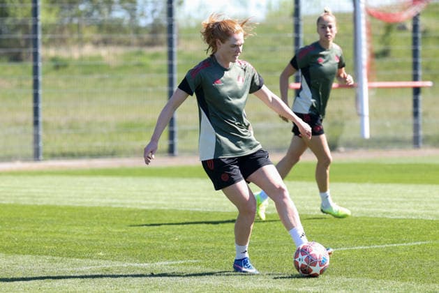Stine Ballisager (FC Bayern Muenchen, 03) mit Ball, GER, Offizielles Abschlusstraining FC Bayern Muenchen, Fussball, UEFA Womens Champions League, Halbfinale, Rueckspiel, Saison 2025 2026, 02.05.2026, GER, Offizielles Abschlusstraining FC Bayern Muenchen, Fussball, UEFA Womens Champions League, Halbfinale, Rueckspiel, Saison 2025 2026, 02.05.2026 Muenchen Copyright: xEibner-Pressefoto JennixMaulx EP_JML