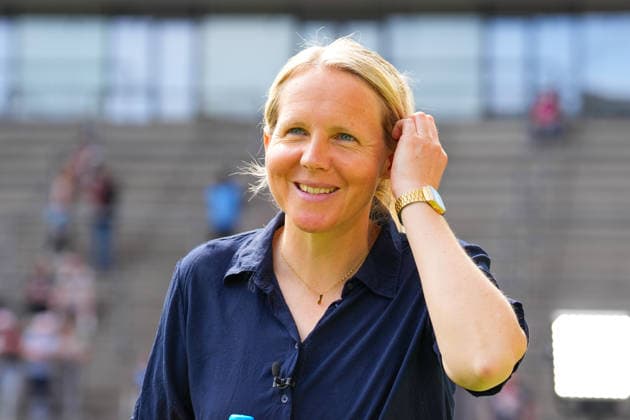 02.05.2026, xydrx, Frauen, Fußball, 1.Frauen-Bundesliga, 1.FC Köln - SV Werder Bremen, Saison 2025 2026, RheinEnergieSTADION: Friederike Kromp (Cheftrainerin SV Werder Bremen Frauen) mit einem Ansteckmikrofon DFB regulations prohibit any use of photographs as image sequences and or quasi-video. Copyright: HMBxMedia YannisxDreimann