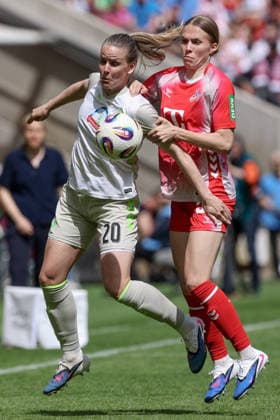 v.li.: Lena Petermann (SV Werder Bremen, 20) und Celina Degen (1. FC Köln, 5) im Zweikampf, Duell, Dynamik, Aktion, Action, Spielszene, DIE DFB-RICHTLINIEN UNTERSAGEN JEGLICHE NUTZUNG VON FOTOS ALS SEQUENZBILDER UND ODER VIDEOÄHNLICHE FOTOSTRECKEN. DFB REGULATIONS PROHIBIT ANY USE OF PHOTOGRAPHS AS IMAGE SEQUENCES AND OR QUASI-VIDEO., 02.05.2026, Bremen (Deutschland), Fussball, Regionalliga Nord, SV Werder Bremen II - Hamburger SV II