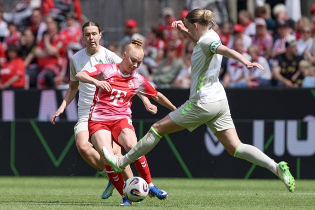 v.li.: Laura Vogt (1. FC Köln, 8) und Lina Hausicke (SV Werder Bremen, 18) im Zweikampf, Duell, Dynamik, Aktion, Action, Spielszene, DIE DFB-RICHTLINIEN UNTERSAGEN JEGLICHE NUTZUNG VON FOTOS ALS SEQUENZBILDER UND ODER VIDEOÄHNLICHE FOTOSTRECKEN. DFB REGULATIONS PROHIBIT ANY USE OF PHOTOGRAPHS AS IMAGE SEQUENCES AND OR QUASI-VIDEO., 02.05.2026, Bremen (Deutschland), Fussball, Regionalliga Nord, SV Werder Bremen II - Hamburger SV II