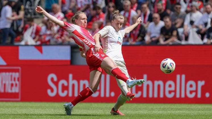 v.li.: Pauline Bremer (1. FC Köln, 11) und Michelle Ulbrich (SV Werder Bremen, 5) im Zweikampf, Duell, Dynamik, Aktion, Action, Spielszene, DIE DFB-RICHTLINIEN UNTERSAGEN JEGLICHE NUTZUNG VON FOTOS ALS SEQUENZBILDER UND ODER VIDEOÄHNLICHE FOTOSTRECKEN. DFB REGULATIONS PROHIBIT ANY USE OF PHOTOGRAPHS AS IMAGE SEQUENCES AND OR QUASI-VIDEO., 02.05.2026, Bremen (Deutschland), Fussball, Regionalliga Nord, SV Werder Bremen II - Hamburger SV II