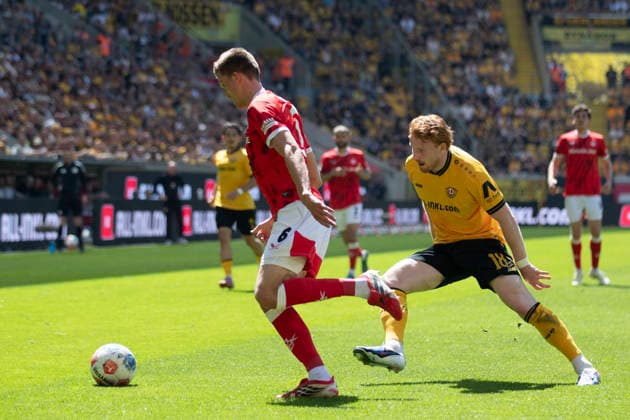 GER, Dresden, Fußball, 2. Bundesliga, 32. Spieltag, SG Dynamo Dresden vs. 1. FC Kaiserslautern im Bild v.l.: Fabian Kunze (1. FC Kaiserslautern 06), Robert Wagner (SG Dynamo Dresden 18), Zweikampf 02.05.2026, Rudolf-Harbig Stadion Dresden DFB DFL REGULATIONS PROHIBIT ANY USE OF PHOTOGRAPHS AS IMAGE SEQUENCES AND OR QUASI-VIDEO,
