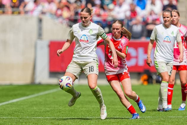 02.05.2026, xydrx, Frauen, Fußball, 1.Frauen-Bundesliga, 1.FC Köln - SV Werder Bremen, Saison 2025 2026, RheinEnergieSTADION: Lina Hausicke (SV Werder Bremen, 18) im Zweikampf gegen Carlotta Imping (FC Köln, 14) DFB regulations prohibit any use of photographs as image sequences and or quasi-video. Copyright: HMBxMedia YannisxDreimann