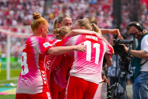 02.05.2026, xydrx, Frauen, Fußball, 1.Frauen-Bundesliga, 1.FC Köln - SV Werder Bremen, Saison 2025 2026, RheinEnergieSTADION: Torjubel nach dem Tor zum 1:0 für den FC Köln durch Torschützin Lydia Andrade (FC Köln, 17) zusammen mit Laura Vogt (FC Köln, 8) und Pauline Bremer (FC Köln, 11) DFB regulations prohibit any use of photographs as image sequences and or quasi-video. Copyright: HMBxMedia YannisxDreimann