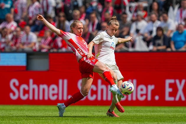 02.05.2026, xydrx, Frauen, Fußball, 1.Frauen-Bundesliga, 1.FC Köln - SV Werder Bremen, Saison 2025 2026, RheinEnergieSTADION: Pauline Bremer (FC Köln, 11) im Zweikampf gegen Michelle Ulbrich (SV Werder Bremen, 5) DFB regulations prohibit any use of photographs as image sequences and or quasi-video. Copyright: HMBxMedia YannisxDreimann