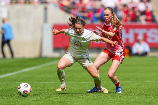 02.05.2026, xydrx, Frauen, Fußball, 1.Frauen-Bundesliga, 1.FC Köln - SV Werder Bremen, Saison 2025 2026, RheinEnergieSTADION: LChiara D Angelo (SV Werder Bremen, 2) im Zweikampf gegen Carlotta Imping (FC Köln, 14) DFB regulations prohibit any use of photographs as image sequences and or quasi-video. Copyright: HMBxMedia YannisxDreimann