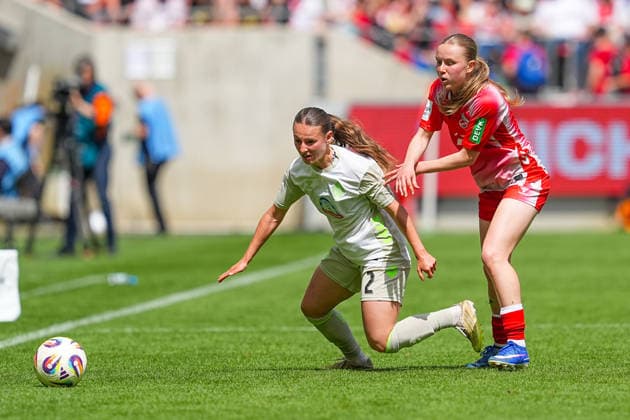 02.05.2026, xydrx, Frauen, Fußball, 1.Frauen-Bundesliga, 1.FC Köln - SV Werder Bremen, Saison 2025 2026, RheinEnergieSTADION: LChiara D Angelo (SV Werder Bremen, 2) im Zweikampf gegen Carlotta Imping (FC Köln, 14) DFB regulations prohibit any use of photographs as image sequences and or quasi-video. Copyright: HMBxMedia YannisxDreimann