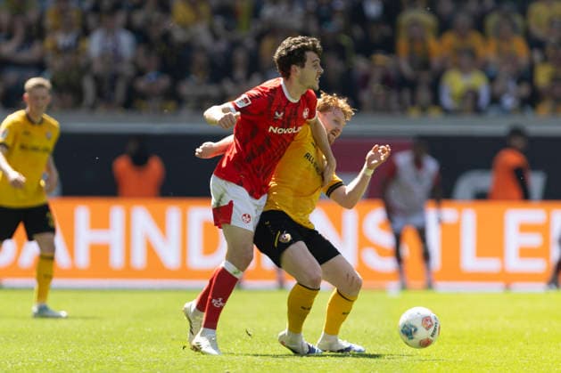GER, Dresden, Fußball, 2. Bundesliga, 32. Spieltag, SG Dynamo Dresden vs. 1. FC Kaiserslautern im Bild v.l.: Jakob Rasmussen (1. FC Kaiserslautern 14), Robert Wagner (SG Dynamo Dresden 18), Zweikampf 02.05.2026, Rudolf-Harbig Stadion Dresden DFB DFL REGULATIONS PROHIBIT ANY USE OF PHOTOGRAPHS AS IMAGE SEQUENCES AND OR QUASI-VIDEO,