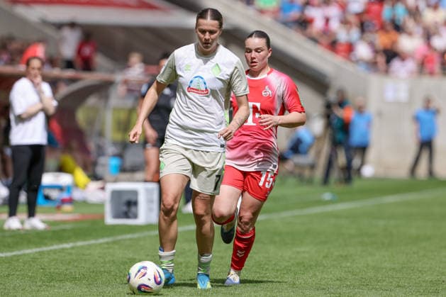 v.li.: Larissa Mühlhaus (SV Werder Bremen, 7) und Amelie Bohnen (1. FC Köln, 15) im Zweikampf, Duell, Dynamik, Aktion, Action, Spielszene, DIE DFB-RICHTLINIEN UNTERSAGEN JEGLICHE NUTZUNG VON FOTOS ALS SEQUENZBILDER UND ODER VIDEOÄHNLICHE FOTOSTRECKEN. DFB REGULATIONS PROHIBIT ANY USE OF PHOTOGRAPHS AS IMAGE SEQUENCES AND OR QUASI-VIDEO., 02.05.2026, Bremen (Deutschland), Fussball, Regionalliga Nord, SV Werder Bremen II - Hamburger SV II