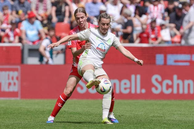 v.li.: Celina Degen (1. FC Köln, 5) und Medina Desic (SV Werder Bremen, 9) im Zweikampf, Duell, Dynamik, Aktion, Action, Spielszene, DIE DFB-RICHTLINIEN UNTERSAGEN JEGLICHE NUTZUNG VON FOTOS ALS SEQUENZBILDER UND ODER VIDEOÄHNLICHE FOTOSTRECKEN. DFB REGULATIONS PROHIBIT ANY USE OF PHOTOGRAPHS AS IMAGE SEQUENCES AND OR QUASI-VIDEO., 02.05.2026, Bremen (Deutschland), Fussball, Regionalliga Nord, SV Werder Bremen II - Hamburger SV II