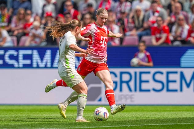 02.05.2026, xydrx, Frauen, Fußball, 1.Frauen-Bundesliga, 1.FC Köln - SV Werder Bremen, Saison 2025 2026, RheinEnergieSTADION: Chiara D Angelo (SV Werder Bremen, 2) im Zweikampf gegen Anna-Lena Stolze (FC Köln, 7) DFB regulations prohibit any use of photographs as image sequences and or quasi-video. Copyright: HMBxMedia YannisxDreimann