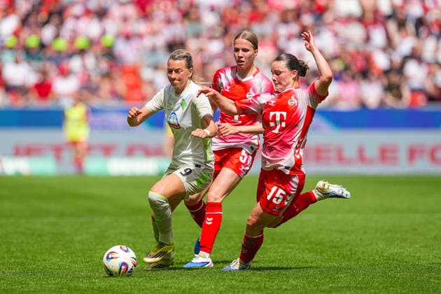 02.05.2026, xydrx, Frauen, Fußball, 1.Frauen-Bundesliga, 1.FC Köln - SV Werder Bremen, Saison 2025 2026, RheinEnergieSTADION: Medina Desic (SV Werder Bremen, 9) im Zweikampf gegen Celina Degen (FC Köln, 5) und Amelie Bohnen (FC Köln, 15) DFB regulations prohibit any use of photographs as image sequences and or quasi-video. Copyright: HMBxMedia YannisxDreimann
