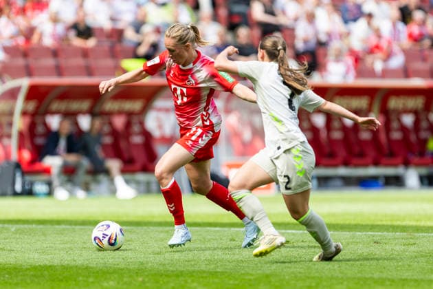 Google Pixel Frauen-Bundesliga: 1. FC Köln - SV Werder Bremen; 02.05.2026 Pauline Bremer (1. FC Köln, 11), Chiara D Angelo (Werder Bremen, 2) am 24. Spieltag der Google Pixel Frauen-Bundesliga im Spiel des 1. FC Köln gegen den SV Werder Bremen am 02.05.2026 im RheinEnergie-Stadion in Köln, Deutschland. Copyright: xBEAUTIFULxSPORTS Meuselx