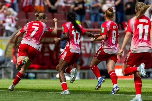 Google Pixel Frauen-Bundesliga: 1. FC Köln - SV Werder Bremen; 02.05.2026 Anna-Lena Stolze (1. FC Köln, 7) jubelt nach ihrem Tor mit Lydia Andrade (1. FC Köln, 17) und Laura Vogt (1. FC Köln, 8) am 24. Spieltag der Google Pixel Frauen-Bundesliga im Spiel des 1. FC Köln gegen den SV Werder Bremen am 02.05.2026 im RheinEnergie-Stadion in Köln, Deutschland. Copyright: xBEAUTIFULxSPORTS Meuselx