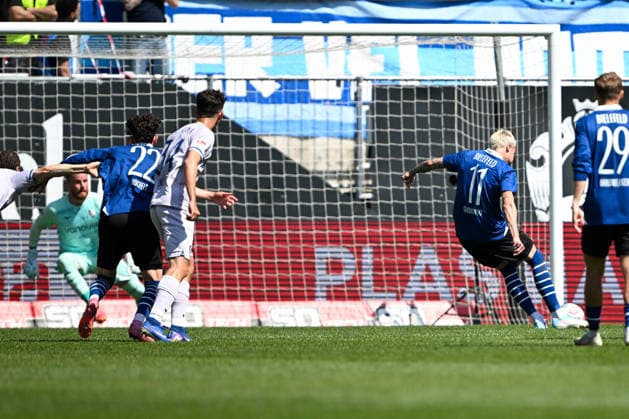 2. Bundesliga - 25 26 - Arminia Bielefeld - VfL Bochum am 02.05.2026 in der SchücoArena in Bielefeld Tor zum 1:0. Torschuetze Torschütze Joel Grodowski (Bielefeld) mit dem Tor zum 1:0.