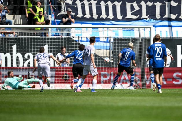 2. Bundesliga - 25 26 - Arminia Bielefeld - VfL Bochum am 02.05.2026 in der SchücoArena in Bielefeld Tor zum 1:0. Torschuetze Torschütze Joel Grodowski (Bielefeld) mit dem Tor zum 1:0.