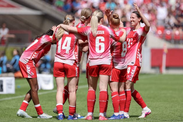 Spielerinnen von 1. FC Köln mit Torjubel, Jubel, jubeln, jubelt, optimistisch, Spielszene, Highlight, Freude über das Tor zum 2:0, DIE DFB-RICHTLINIEN UNTERSAGEN JEGLICHE NUTZUNG VON FOTOS ALS SEQUENZBILDER UND ODER VIDEOÄHNLICHE FOTOSTRECKEN. DFB REGULATIONS PROHIBIT ANY USE OF PHOTOGRAPHS AS IMAGE SEQUENCES AND OR QUASI-VIDEO., 02.05.2026, Bremen (Deutschland), Fussball, Regionalliga Nord, SV Werder Bremen II - Hamburger SV II