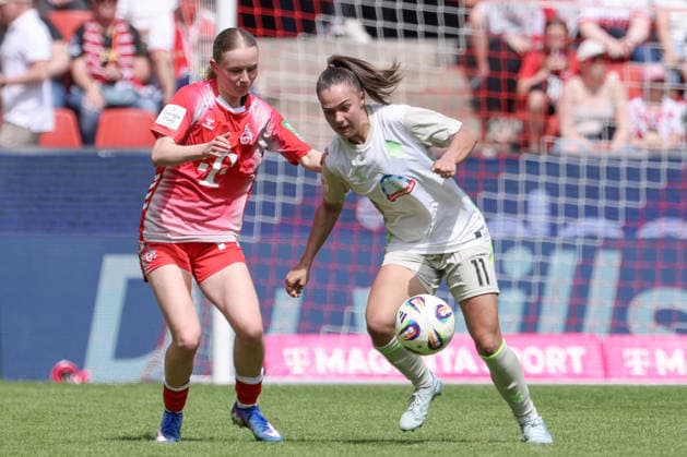v.li.: Carlotta Imping (1. FC Köln, 14) und Maja Sternad (SV Werder Bremen, 11) im Zweikampf, Duell, Dynamik, Aktion, Action, Spielszene, DIE DFB-RICHTLINIEN UNTERSAGEN JEGLICHE NUTZUNG VON FOTOS ALS SEQUENZBILDER UND ODER VIDEOÄHNLICHE FOTOSTRECKEN. DFB REGULATIONS PROHIBIT ANY USE OF PHOTOGRAPHS AS IMAGE SEQUENCES AND OR QUASI-VIDEO., 02.05.2026, Bremen (Deutschland), Fussball, Regionalliga Nord, SV Werder Bremen II - Hamburger SV II