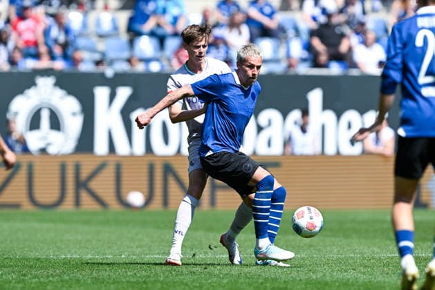 2. Bundesliga - 25 26 - Arminia Bielefeld - VfL Bochum am 02.05.2026 in der SchücoArena in Bielefeld Joel Grodowski (Bielefeld) im Zweikampf gegen Oliver Olsen (Bochum)