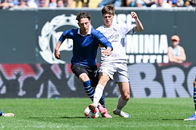 2. Bundesliga - 25 26 - Arminia Bielefeld - VfL Bochum am 02.05.2026 in der SchücoArena in Bielefeld Jannik Rochelt (Bielefeld) im Zweikampf gegen Oliver Olsen (Bochum)