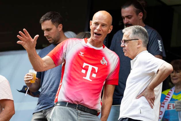 Google Pixel Frauen-Bundesliga: 1. FC Köln - SV Werder Bremen; 02.05.2026 Jörn Stobbe (Präsident des 1. FC Köln) mit Andreas Rettig (DFB-Geschäftsführer am 24. Spieltag der Google Pixel Frauen-Bundesliga während des Spiels des 1. FC Köln gegen den SV Werder Bremen am 02.05.2026 im RheinEnergie-Stadion in Köln, Deutschland. Copyright: xBEAUTIFULxSPORTS Meuselx
