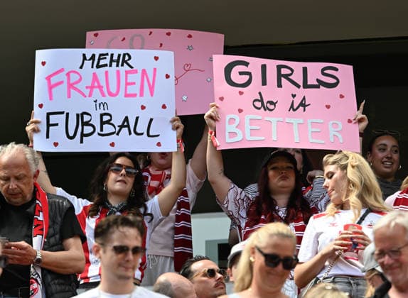 15.04.2026, xophax, Fussball , Frauen Bundesliga Google Pixel Frauen - Bundesliga 25 26. 1.FC Köln gegen Werder Bremen . Fans und Zuschauer mit Plakaten (DFL DFB REGULATIONS PROHIBIT ANY USE OF PHOTOGRAPHS as IMAGE SEQUENCES and or QUASI-VIDEO) Koeln