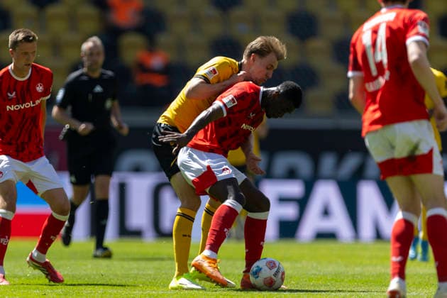 GER, Dresden, Fußball, 2. Bundesliga, 32. Spieltag, SG Dynamo Dresden vs. 1. FC Kaiserslautern im Bild v.l.: Vincent Vermeij (SG Dynamo Dresden 09), Maxwell Gyamfi (1. FC Kaiserslautern 04), Zweikampf 02.05.2026, Rudolf-Harbig Stadion Dresden DFB DFL REGULATIONS PROHIBIT ANY USE OF PHOTOGRAPHS AS IMAGE SEQUENCES AND OR QUASI-VIDEO,
