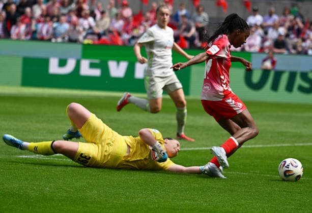 15.04.2026, xophax, Fussball , Frauen Bundesliga Google Pixel Frauen - Bundesliga 25 26. 1.FC Köln gegen Werder Bremen. Lydia Andrade ( 1.FC Köln ) , rechts und Torfrau Mariella El Sherif ( Werder Bremen ) , links am Boden (DFL DFB REGULATIONS PROHIBIT ANY USE OF PHOTOGRAPHS as IMAGE SEQUENCES and or QUASI-VIDEO) Koeln