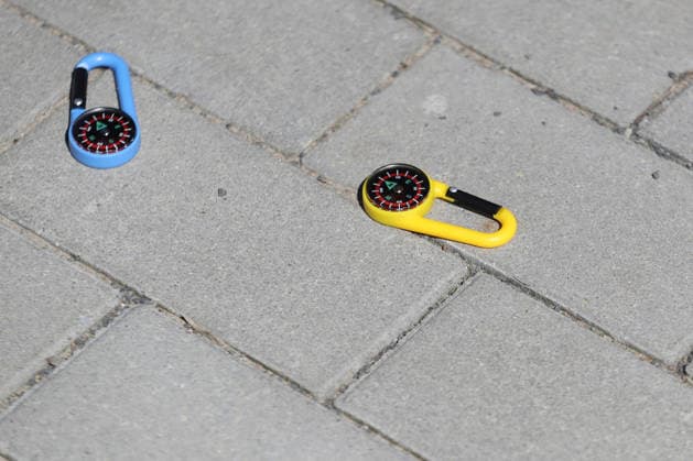 Fußball Regionalliga Nordost: 1. FC Lok Leipzig - BFC Preussen; 02.05.2026 Protesaktion für das Kompass-Modell bei der Regionalliga-Reform. Die Fans werfen kleine Kompasse von den Rängen. Fußball, Regionalliga Nordost, Saison 2025 2026, 32. Spieltag: 1. FC Lok Leipzig vs. BFC Preussen Berlin 1894 am 02.05.2026 im Bruno-Plache-Stadion, Leipzig. Copyright: xBEAUTIFULxSPORTS JanxKaeferx