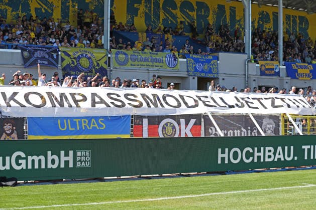 Sport Bilder des Tages Fußball Regionalliga Nordost: 1. FC Lok Leipzig - BFC Preussen; 02.05.2026 Protestbanner für das Kompass-Modell bei der Regionalliga-Reform. Die Fans werfen kleine Kompasse von den Rängen. Fußball, Regionalliga Nordost, Saison 2025 2026, 32. Spieltag: 1. FC Lok Leipzig vs. BFC Preussen Berlin 1894 am 02.05.2026 im Bruno-Plache-Stadion, Leipzig. *** Soccer Regionalliga Nordost 1 FC Lok Leipzig BFC Preussen 02 05 2026 Protest banner for the compass model at the Regionalliga Reform The fans throw small compasses from the stands Football, Regionalliga Nordost, Season 2025 2026, 32 Matchday 1 FC Lok Leipzig vs BFC Preussen Berlin 1894 on 02 05 2026 at Bruno Plache Stadium, Leipzig Copyright: xBEAUTIFULxSPORTS JanxKaeferx