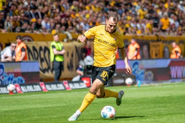 GER, Dresden, Fußball, 2. Bundesliga, 32. Spieltag, SG Dynamo Dresden vs. 1. FC Kaiserslautern im Bild v.l.: Jakob Lemmer (SG Dynamo Dresden 10), Aktion mit Ball 02.05.2026, Rudolf-Harbig Stadion Dresden DFB DFL REGULATIONS PROHIBIT ANY USE OF PHOTOGRAPHS AS IMAGE SEQUENCES AND OR QUASI-VIDEO,