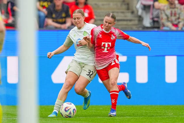 02.05.2026, xydrx, Frauen, Fußball, 1.Frauen-Bundesliga, 1.FC Köln - SV Werder Bremen, Saison 2025 2026, RheinEnergieSTADION: Sarah Gutmann (SV Werder Bremen, 32) im Zweikampf gegen Laura Donhauser (FC Köln, 25) DFB regulations prohibit any use of photographs as image sequences and or quasi-video. Copyright: HMBxMedia YannisxDreimann