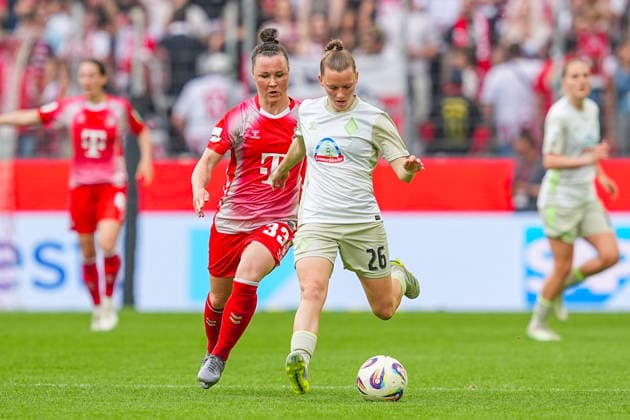 02.05.2026, xydrx, Frauen, Fußball, 1.Frauen-Bundesliga, 1.FC Köln - SV Werder Bremen, Saison 2025 2026, RheinEnergieSTADION: Marina Hegering (FC Köln, 33) im Zweikampf gegen Sarah Ernst (SV Werder Bremen, 26) DFB regulations prohibit any use of photographs as image sequences and or quasi-video. Copyright: HMBxMedia YannisxDreimann