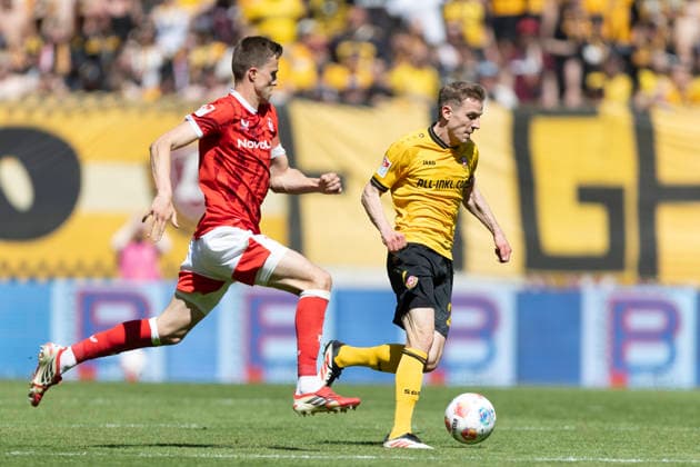 GER, Dresden, Fußball, 2. Bundesliga, 32. Spieltag, SG Dynamo Dresden vs. 1. FC Kaiserslautern im Bild v.l.: Fabian Kunze (1. FC Kaiserslautern 06), Niklas Hauptmann (SG Dynamo Dresden 27), Zweikampf 02.05.2026, Rudolf-Harbig Stadion Dresden DFB DFL REGULATIONS PROHIBIT ANY USE OF PHOTOGRAPHS AS IMAGE SEQUENCES AND OR QUASI-VIDEO,