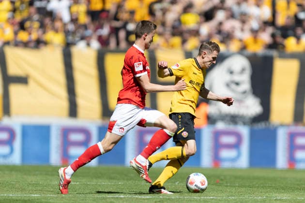 GER, Dresden, Fußball, 2. Bundesliga, 32. Spieltag, SG Dynamo Dresden vs. 1. FC Kaiserslautern im Bild v.l.: Fabian Kunze (1. FC Kaiserslautern 06), Niklas Hauptmann (SG Dynamo Dresden 27), Zweikampf 02.05.2026, Rudolf-Harbig Stadion Dresden DFB DFL REGULATIONS PROHIBIT ANY USE OF PHOTOGRAPHS AS IMAGE SEQUENCES AND OR QUASI-VIDEO,
