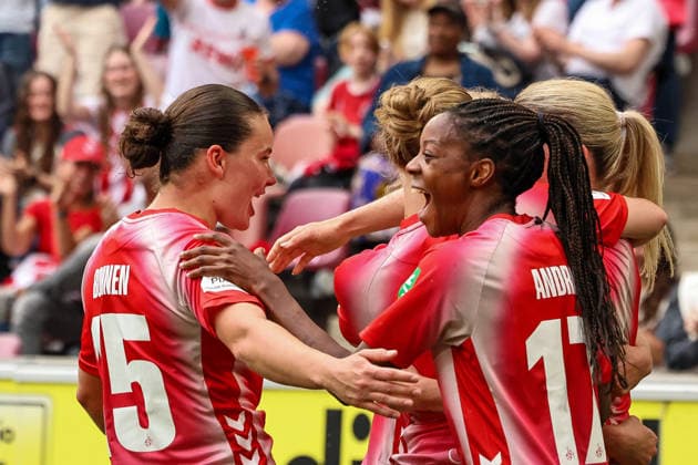 Deutschland: Google Pixel Frauen Bundesliga 2025 2026 24. Spieltag, 1. FC Köln vs. SV Werder Bremen, Samstag, 02.05.2026 Rhein-Energie-Stadion, Nordrhein-Westfalen Stadion: Amelie Bohnen (1.FC Köln, 15) und Lydia Andrade (1.FC Köln, 17) am jubeln nach dem Tor für Köln Copyright: xSümeyyexAkcöltekinx
