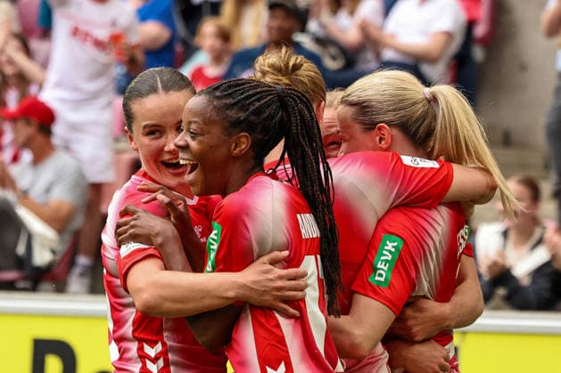 Deutschland: Google Pixel Frauen Bundesliga 2025 2026 24. Spieltag, 1. FC Köln vs. SV Werder Bremen, Samstag, 02.05.2026 Rhein-Energie-Stadion, Nordrhein-Westfalen Stadion: Amelie Bohnen (1.FC Köln, 15) und Lydia Andrade (1.FC Köln, 17) am jubeln nach dem Tor für Köln Copyright: xSümeyyexAkcöltekinx